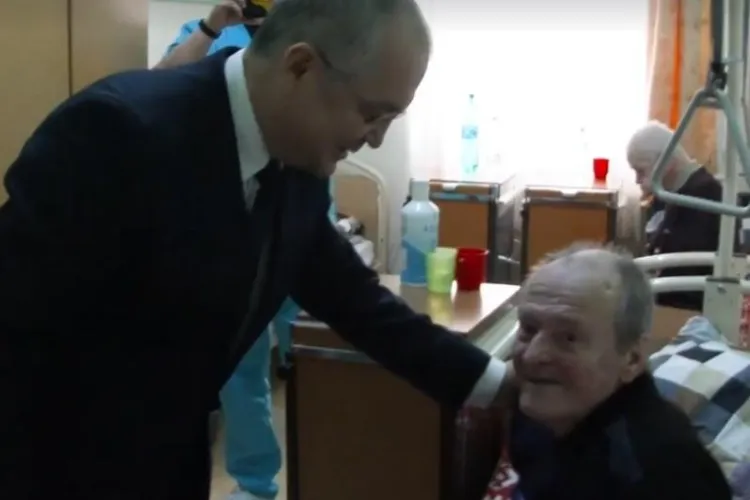 Emil Boc le-a dus cadouri vârstnicilor. E o tradiție de 12 ani - VIDEO