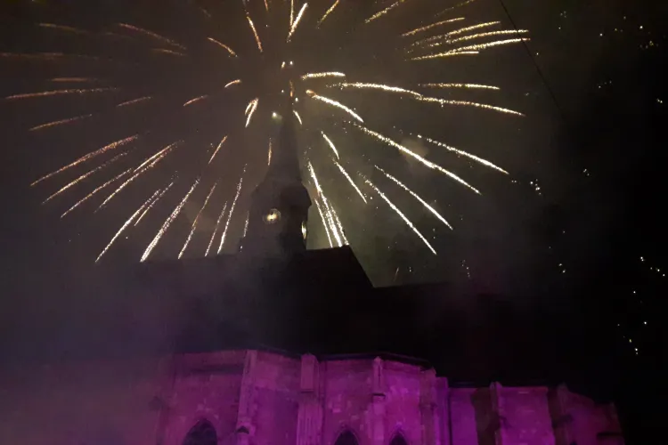 Mii de clujeni s-au strâns in centrul Clujului pentru a celebra trecerea dintre ani FOTO/VIDEO