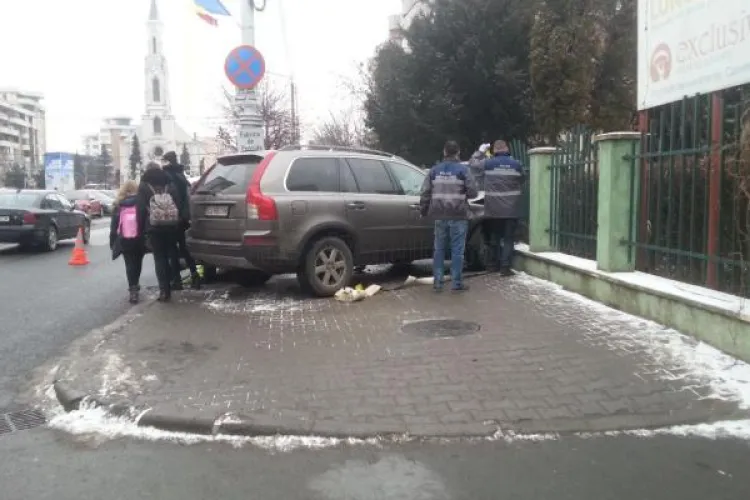 Accident în Mărăști! A intrat în gardul Liceului Anghel Saligny 