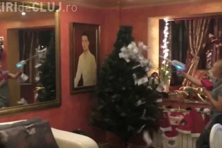 Cum și-a împodobit Nelson Mondialu bradul cu bancnote de 100 de dolari - VIDEO