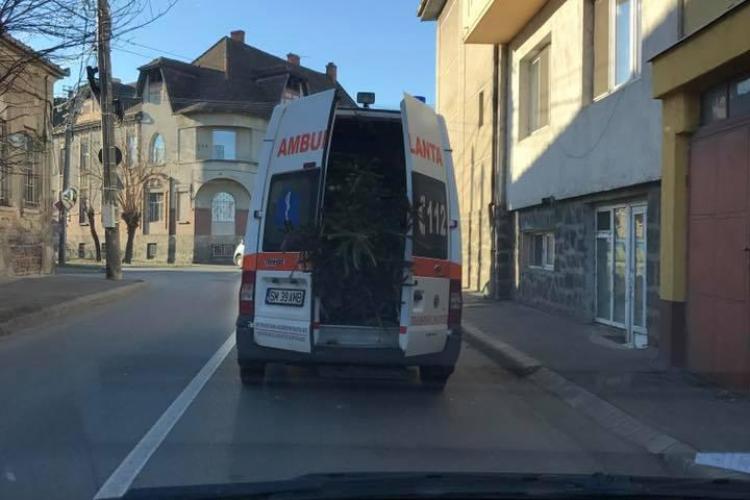 O ambulanță din Satu Mare transportă brazi de Crăciun - VIDEO