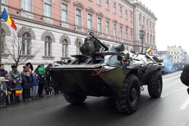 Mii de clujeni s-au strâns în centrul Clujului pentru a vedea parada militară GALERIE FOTO/VIDEO