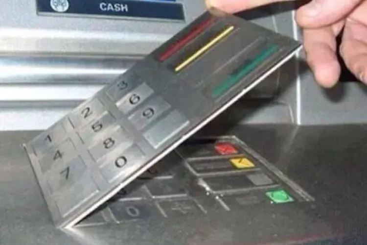 Așa poți recunoaște un bancomant care are un dispozitiv de skimming