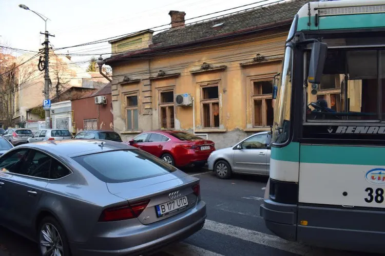 Autobuzele sunt blocate aproape zilnic pe Emil Racoviță. Poliția îl caută acum pe șoferul din imagine - FOTO