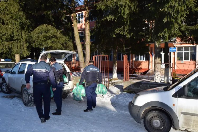 Misiune specială a polițiștilor clujeni! Le-au oferit elevilor cadouri de Moș Nicolae, pentru bună purtare FOTO/VIDEO