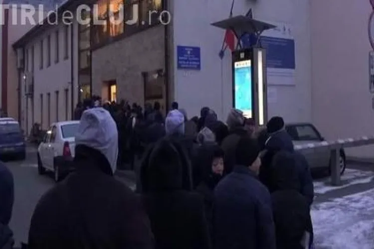 Cozi de sute de persoane pentru abonamentele de parcare, la Cluj. Unii au venit încă de azi-noapte