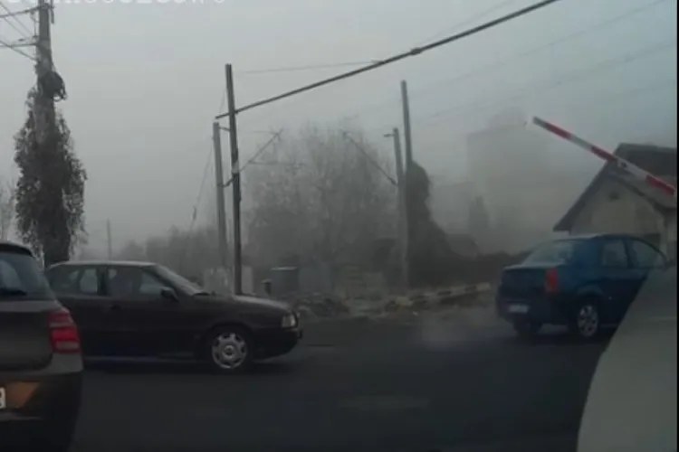 CLUJ: ”Tupeul” se plătește! Un șofer a fost prins sub barieră în timp ce încerca să traverseze calea ferată VIDEO
