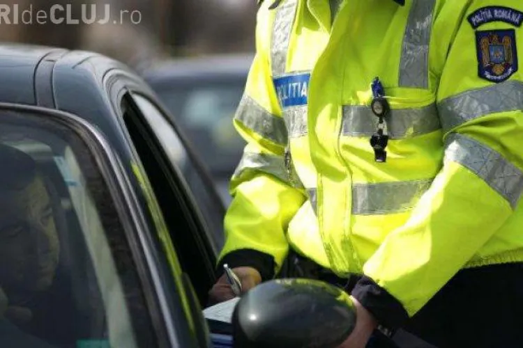 Un şofer a adormit apăsând acceleraţia într-o parcare. Ce a urmat