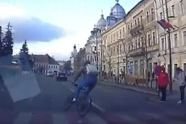 Accident surprins în direct de camera de bord. Neatenția l-a costat scump pe un clujean VIDEO