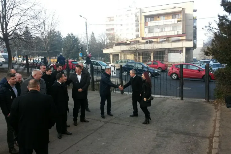 Emil Boc a votat: Îi îndemn pe toți clujenii să meargă la vot, pentru că urmează vremuri dificile FOTO/VIDEO