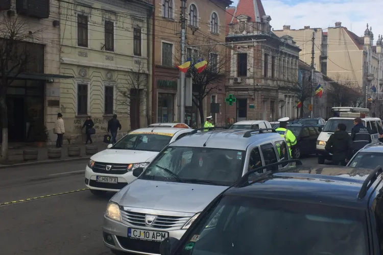 Accident în centrul Clujului! Un pieton a fost lovit în plin de mașină, în timp ce traversa neregulamentar FOTO