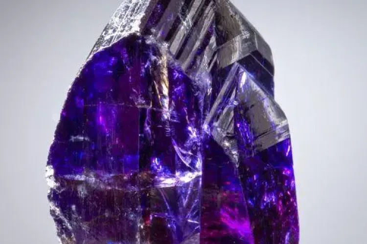 Cristal din Tanzanit de 150 de carate expus în premieră la Cluj. Vezi unde poți să îl admiri