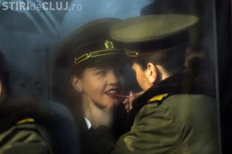 Fotografie cât 1000 de cuvinte. La Parada de 1 Decembrie, îsi ruja colega cu chipiu militar