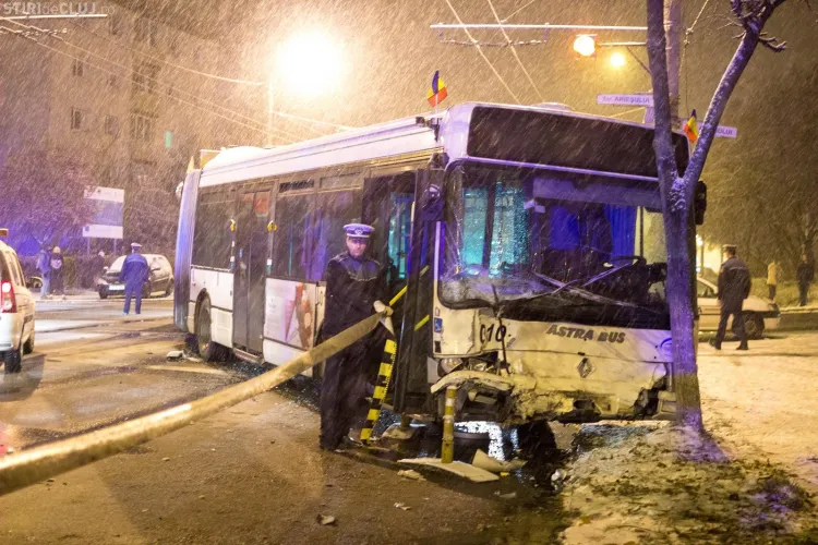 Accident pe B-dul Nicolae Titulescu! Nu a acordat prioritate troleibuzului - VIDEO și FOTO/UPDATE Șoferul nu avea permis