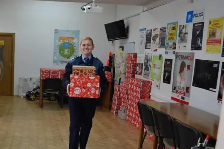 Polițiștii clujeni au luat parte la proiectul Shoebox. Au dus cadouri celor mici FOTO