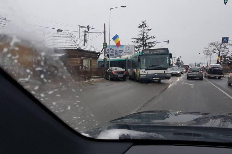 Șoferii din Florești încă ignoră interdicția de a face stânga! Pericol de accident - FOTO
