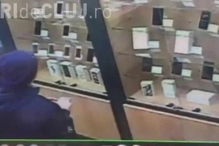Minor surprins cum fură un iPhone dintr-un magazin de telefoane, din Mănăștur. Îl recunoașteți? VIDEO