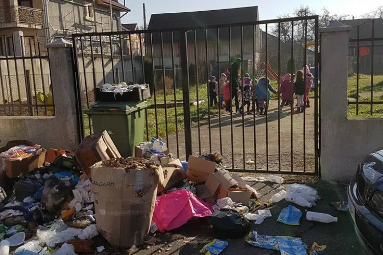 Gunoiul din Gilău nu a mai fost ridicat de o lună - FOTO