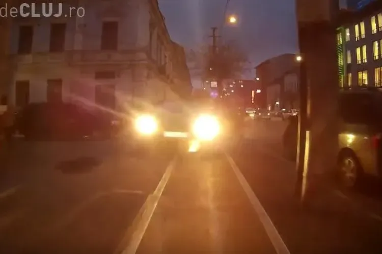 Cluj-Napoca: De lene, un șofer a preferat că ruleze pe pista de bicicliști pentru a intra în curte - VIDEO