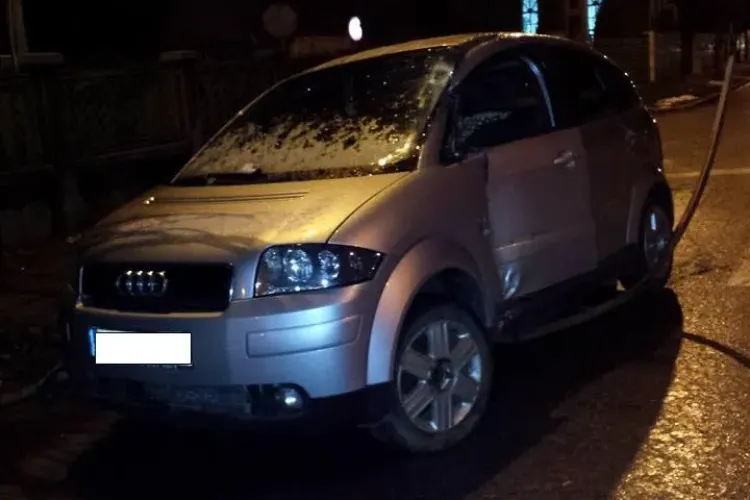 O șoferiță și-a avariat serios mașina pe strada Sobarilor, după care a abandonat-o - FOTO