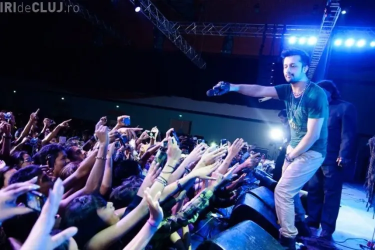 VIRALUL ZILEI: Un cântăreț și-a oprit concertul pentru a salva o fată hărțuită în public VIDEO