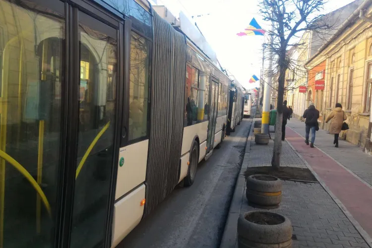 Accident! Un biciclist a blocat transportul în comun în centrul Clujului - VIDEO
