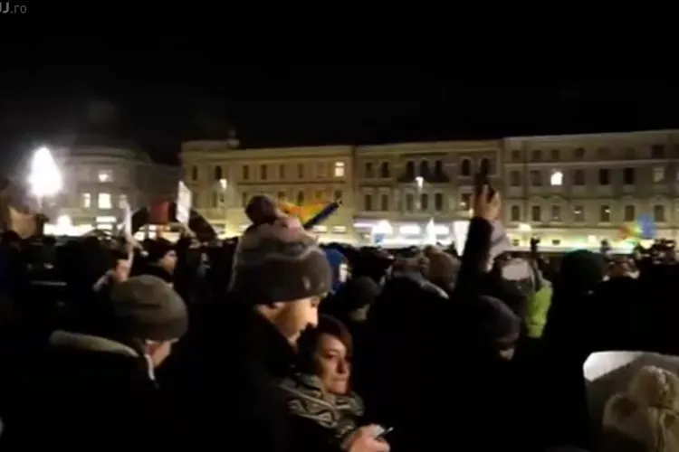 Clujenii au OCUPAT Piata Unirii. E MARTEA NEAGRA. Clujenii striga JOS GUVERNUL - VIDEO