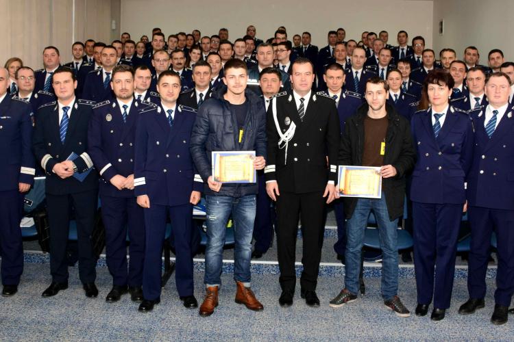 Studenți cu spirit civic, premiați de polițiști la Cluj. Au prins un tâlhar și l-au dat pe mâna legii
