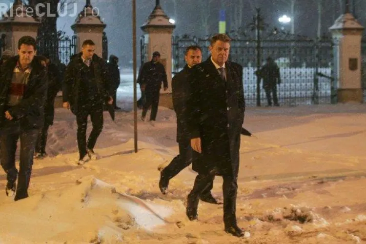 Klaus Iohannis a ieșit să discute cu protestatarii de la Cotroceni, dar aceștia au refuzat