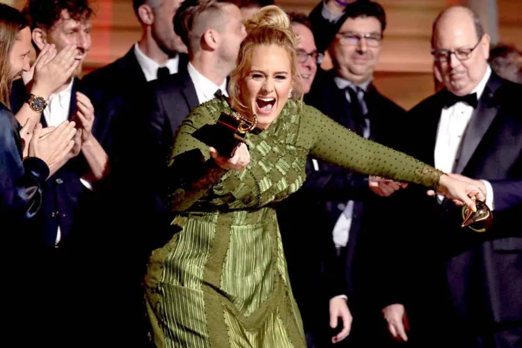 Adele a dominat Premiile Grammy din acest an. David Bowie a primit patru distincții post-mortem