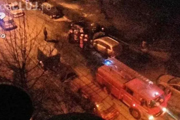 CLUJ: Ghinion pentru doi șoferi din Gherla. Le-au luat foc mașinile în parcare FOTO