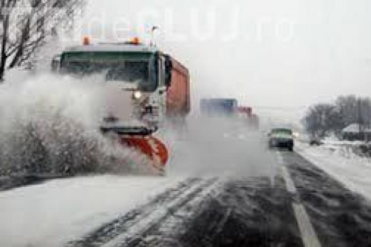 Niciun drum județean din Cluj nu a fost blocat de zăpezi. S-au folosit aproape 700 de tone de material antiderapant