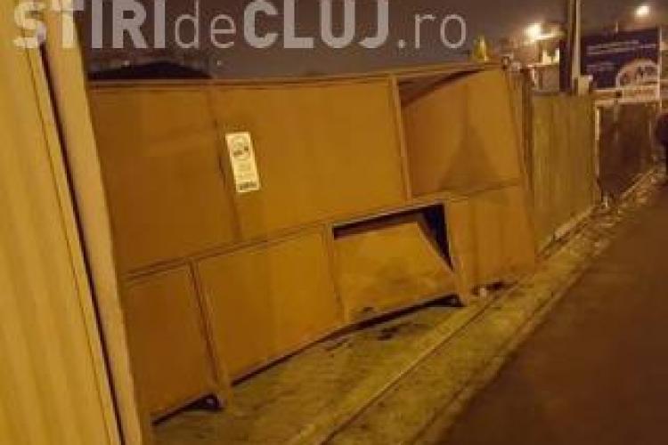 Accident pe varianta Zorilor - Mănăștur surprins LIVE! Un șofer doboară o poartă de 500 de kg - VIDEO