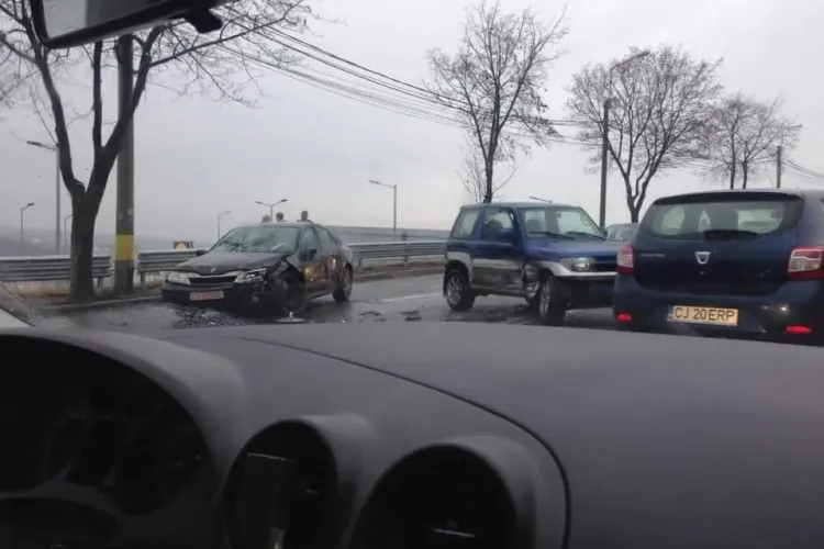 Accident pe varianta Zorilor - Mănăștur, lângă curba Lidl - FOTO