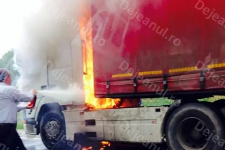 Incendiu la un TIR, în Dej. Flăcările s-au extins și la alt vehicul 