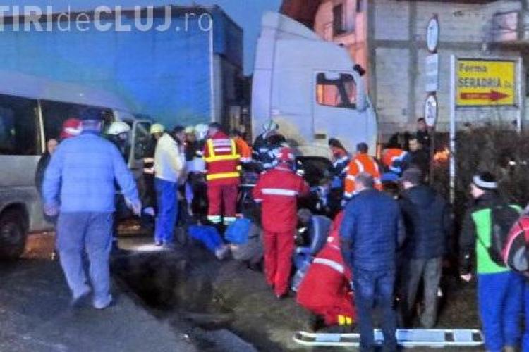 Accident la Cluj cu 16 victime. Un microbuz s-a lovit cu un TIR - VIDEO