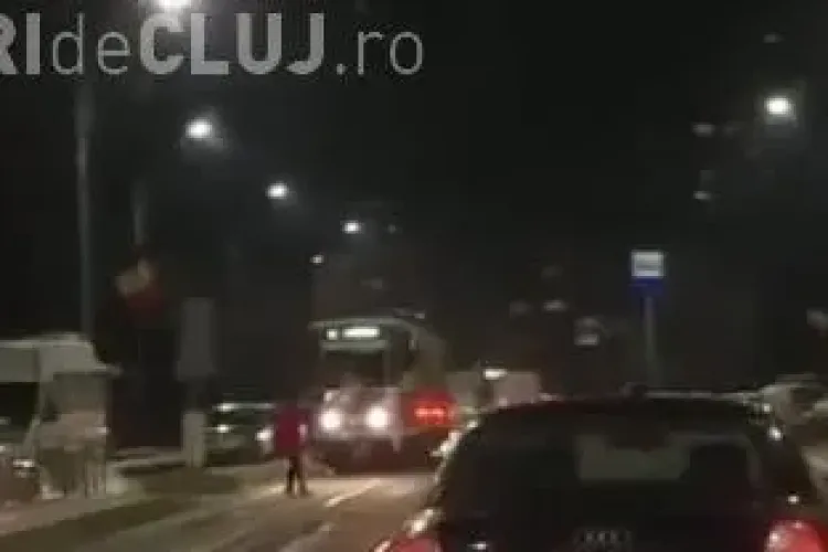CLUJ: Neatenția poate costa grav! Un pieton aproape a fost lovit de tramvai VIDEO