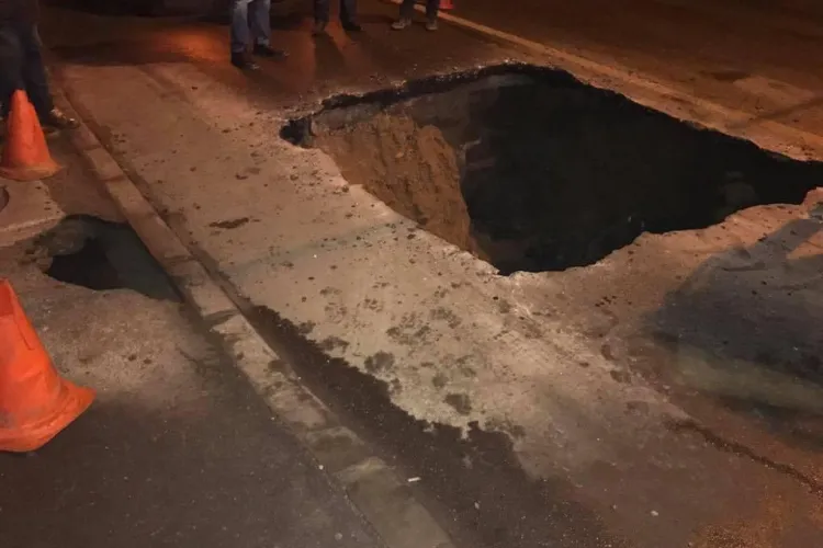 Blocaj în Gheorgheni! S-a surpat o stradă - FOTO