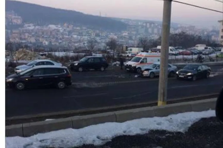 Accident în zona Lidl, pe varianta Zorilor - Mănăștur! Cauza: Neadaptarea vitezei la coborâre - FOTO