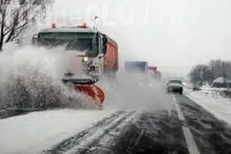 Niciun drum închis în județul Cluj. Aproape 500 de tone de material antiderapant folosit