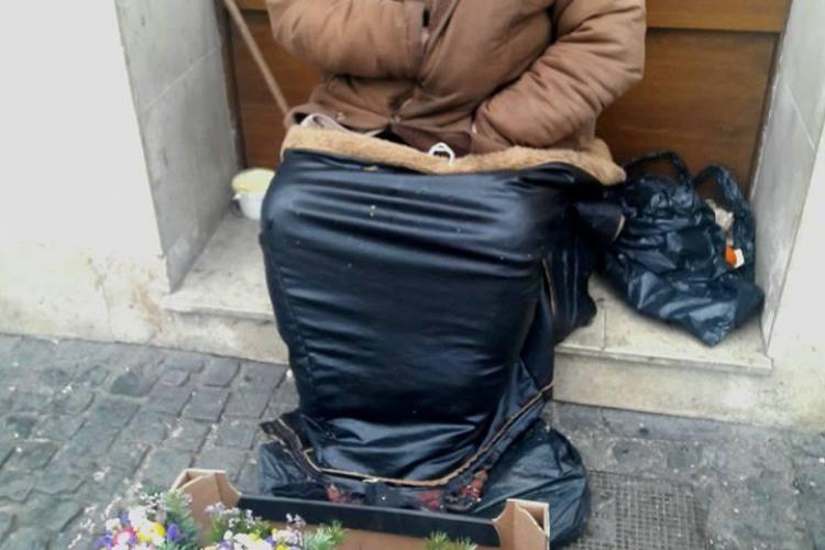 Nu are nici măcar pensie, dar muncește în fiecare zi! Un bătrânel e nevoit să vândă flori în centrul Clujului pentru a putea trăi