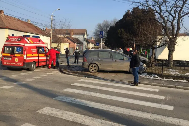Accident în Mărăști! Un șofer era să intre într-un parc - FOTO