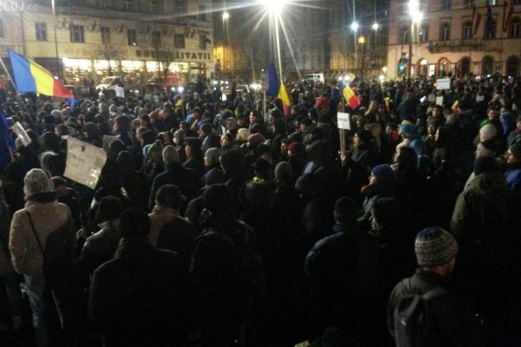 Ziua zece de proteste la Cluj! Peste 3.000 de oameni au ieșit în Piața Unirii FOTO/VIDEO