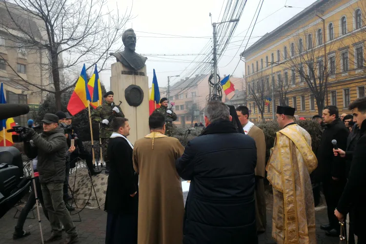 Hora Unirii în centrul Clujului. Politicienii n-au prea dat mână cu mână - FOTO