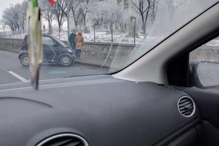 Bară la bară pe Calea Turzii din cauza unui Smart - FOTO