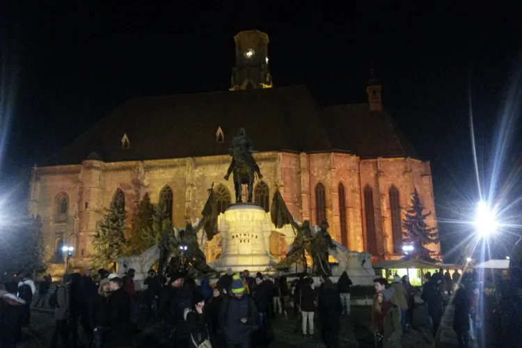 Protest spontan în Piața Unirii! Tinerii au ieșit în stradă împotriva modificării Codurilor Penale ”pe furiș” - VIDEO