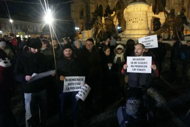 Un clujean s-a certat cu protestatarii din Piața Unirii: Grațierea e bună! Sunt nevinovați în pușcării VIDEO