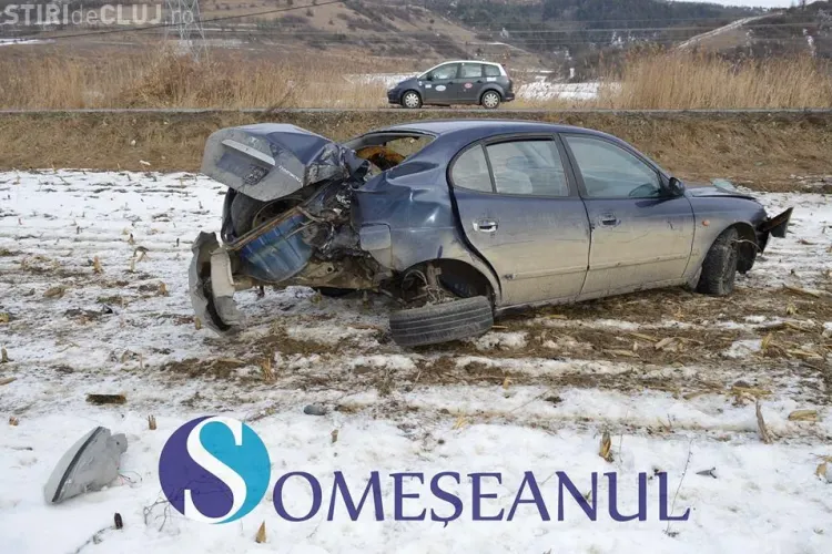 CLUJ: Accident la Fizeșu Gherlii. Un șofer s-a izbit de un stâlp de electricitate FOTO