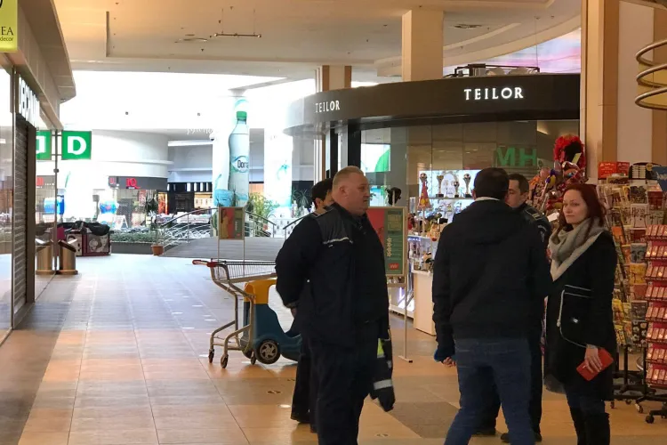 Alertă cu BOMBĂ la Polus Cluj - FOTO / VIDEO / UPDATE: Cel care a sunat la 112 ar avea probleme psihice