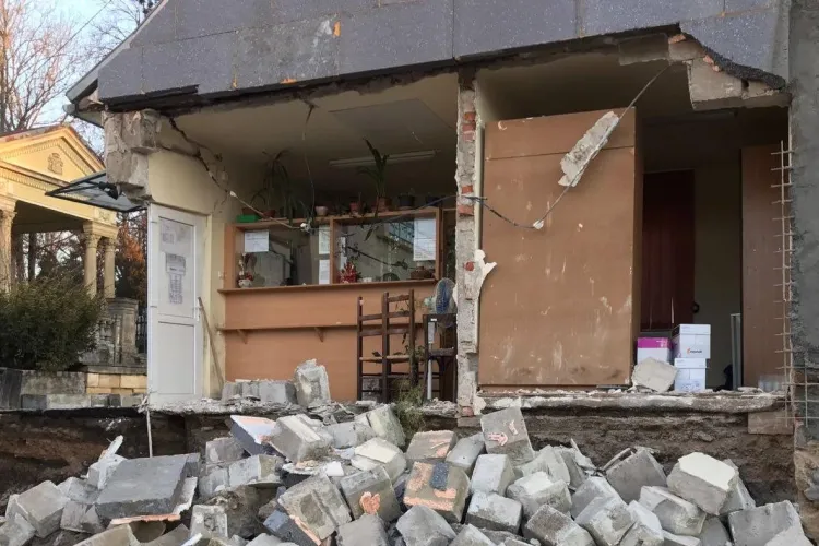 S-a prăbușit o parte a clădirii Cimitirului Central Cluj. Vina: Lucrările la construcția unui INFLUENT afacerist 